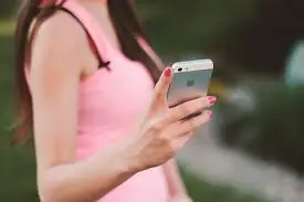 iPhoneで作業しているFaceTime 