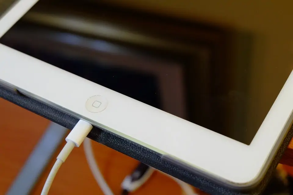 オンにならない場合は、iPadを充電してみてください