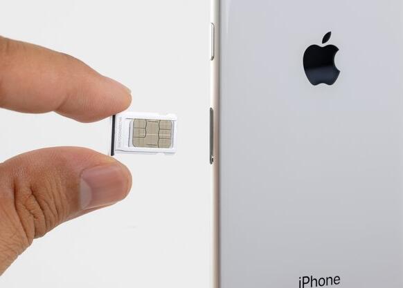   iPhone 8からSIMカードを削除します