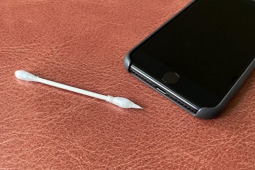 綿棒を使用して、充電ポートをきれいにします
